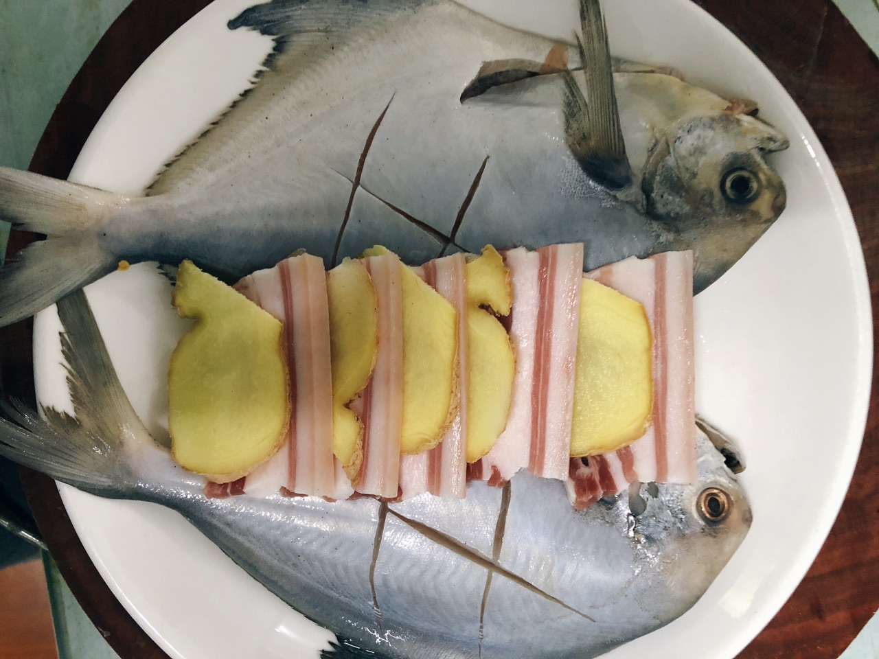 咸肉蒸鲳鱼