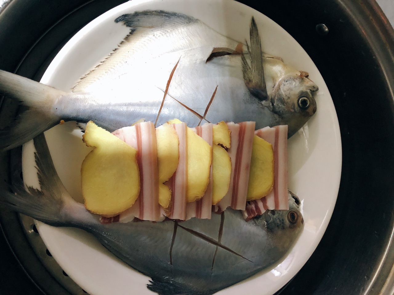 咸肉蒸鲳鱼