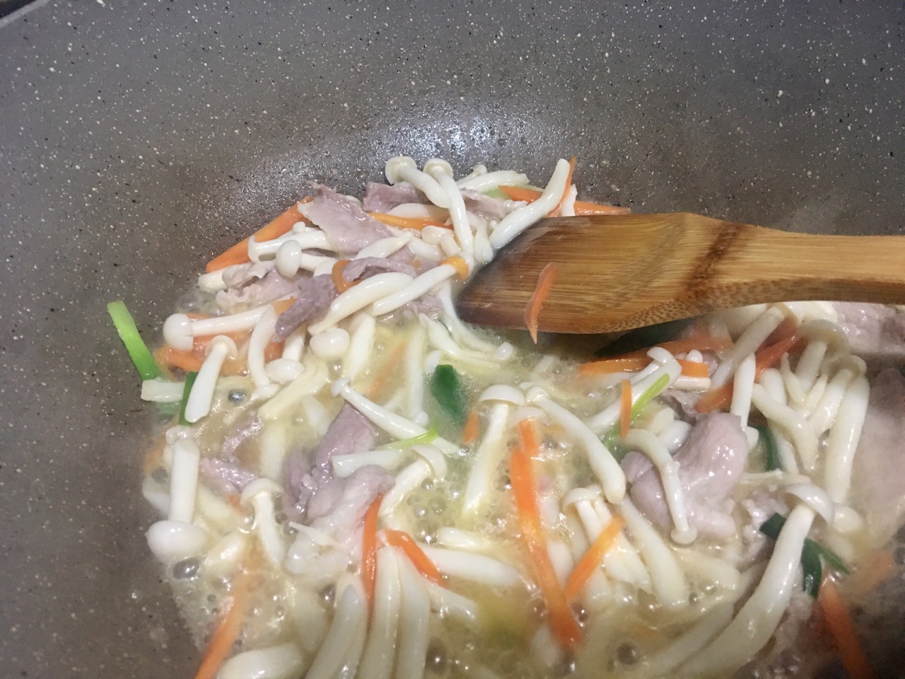 鲜甜嫩滑猪肉溜白玉菇