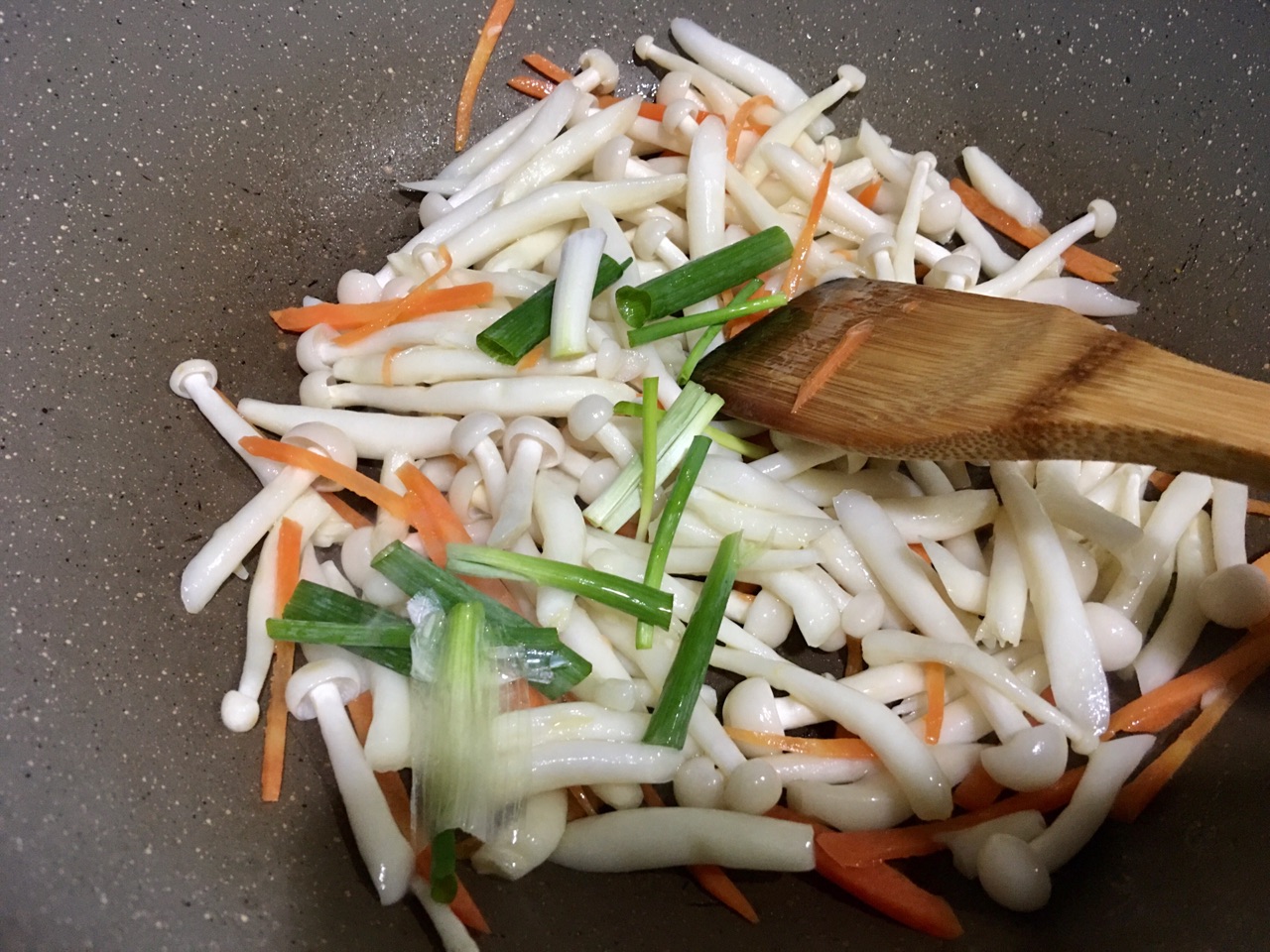 鲜甜嫩滑猪肉溜白玉菇
