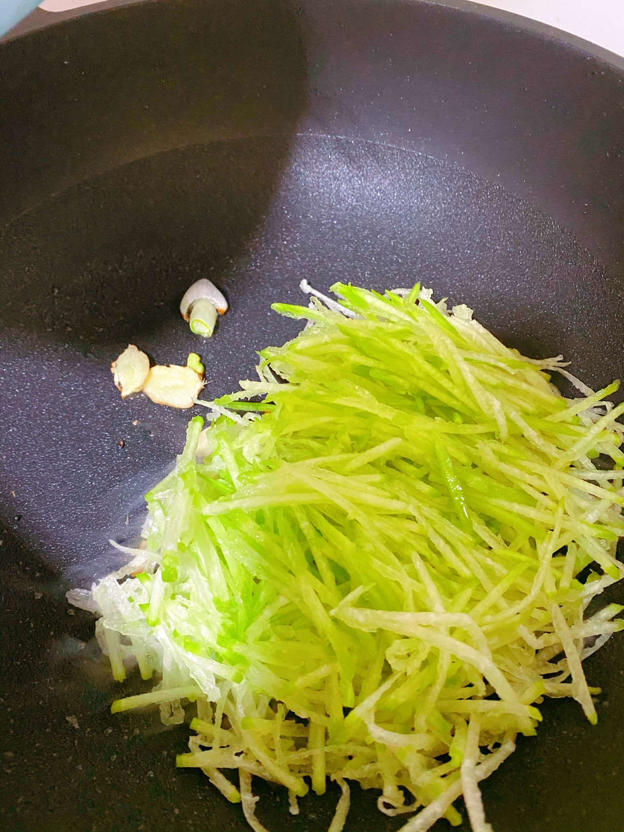 鲜味萝卜丝汤