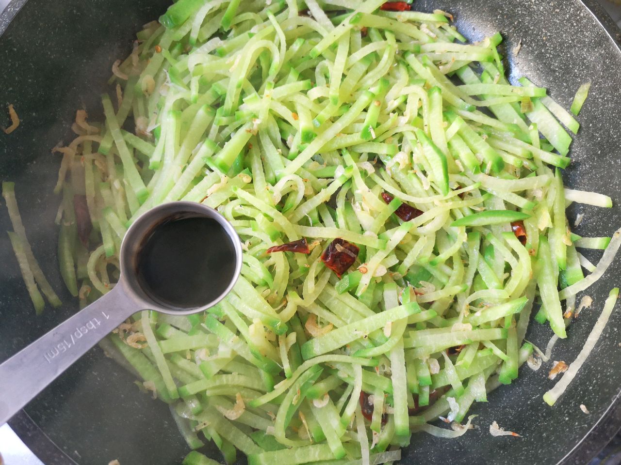 鲜味十足的虾皮萝卜丝