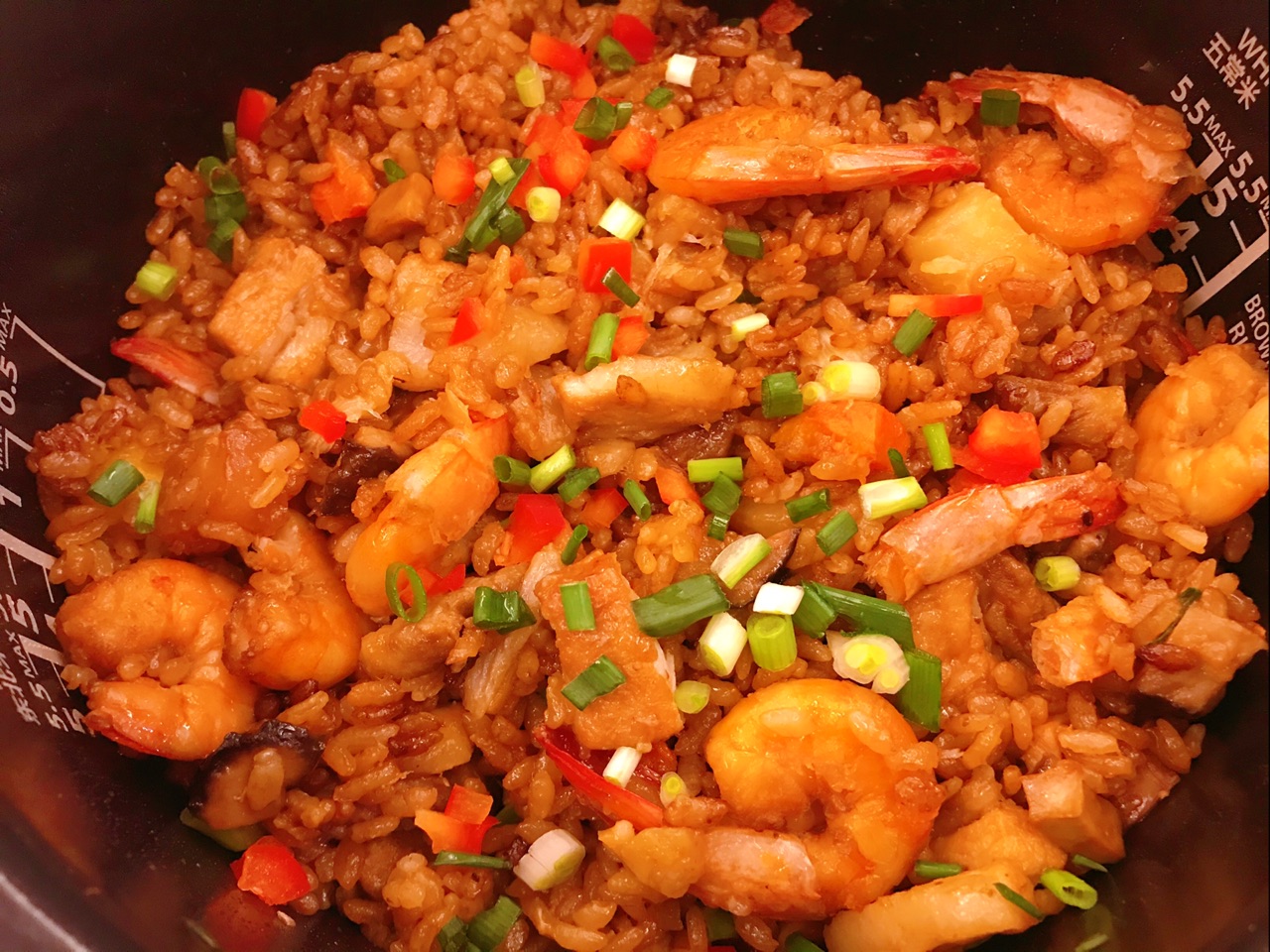 鲜虾五花肉焖饭，美味饭菜一锅搞定