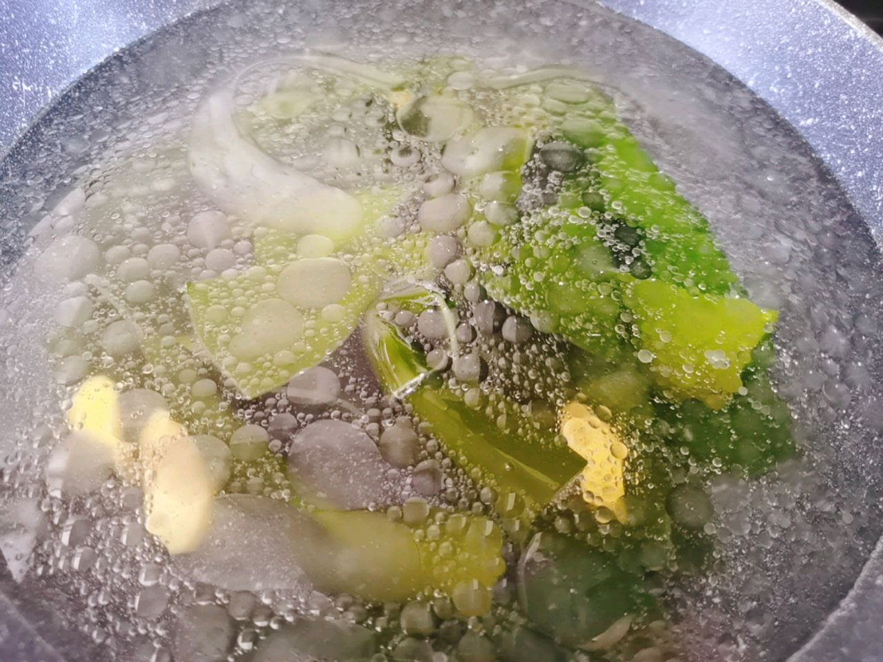 鲜虾豆腐海带汤