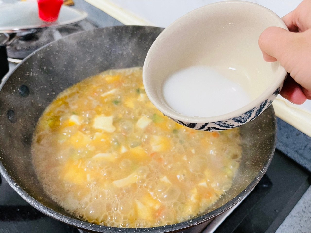 咸鲜可口的咸蛋黄豆腐羹