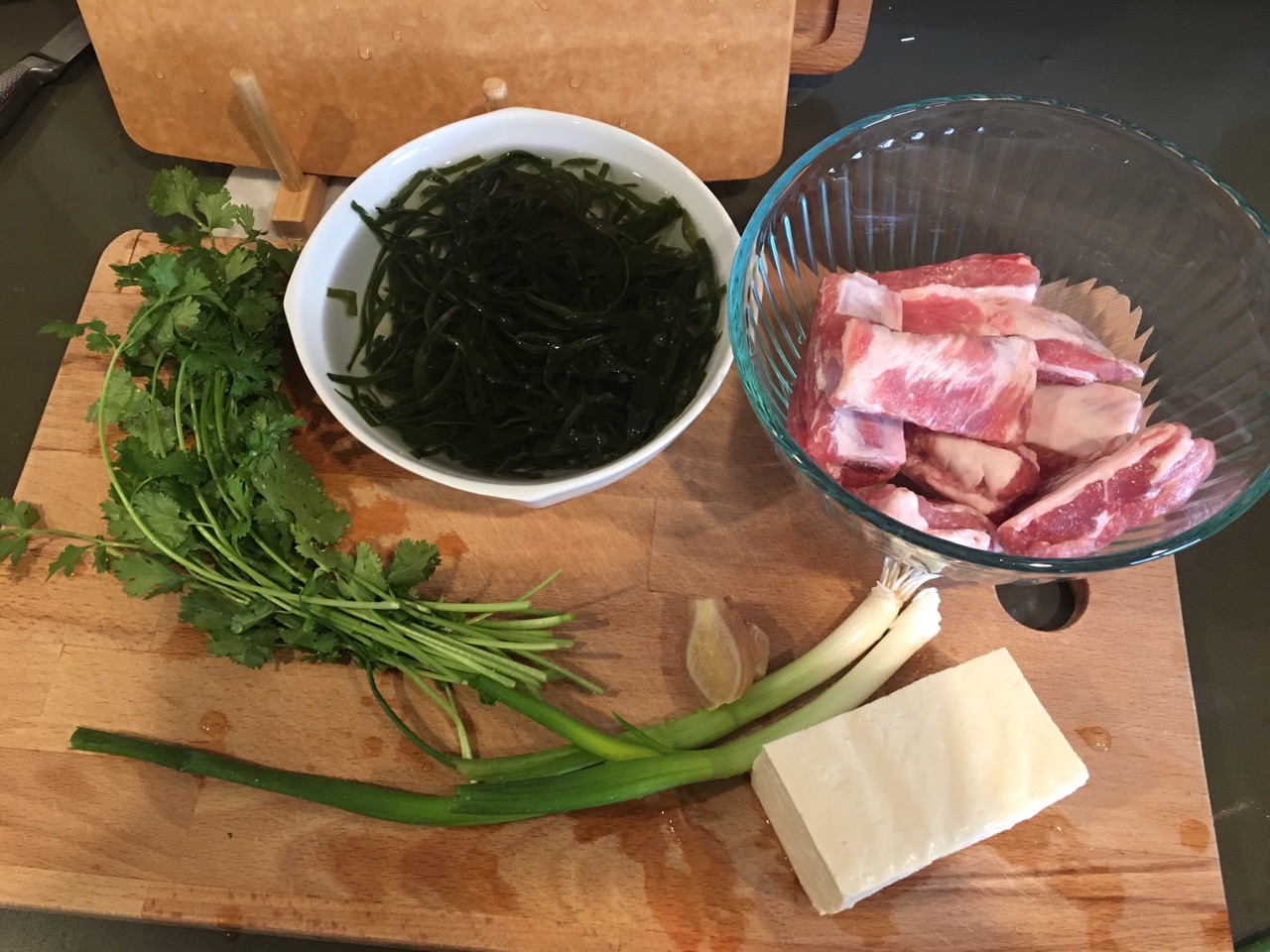 鲜香的海带豆腐排骨汤