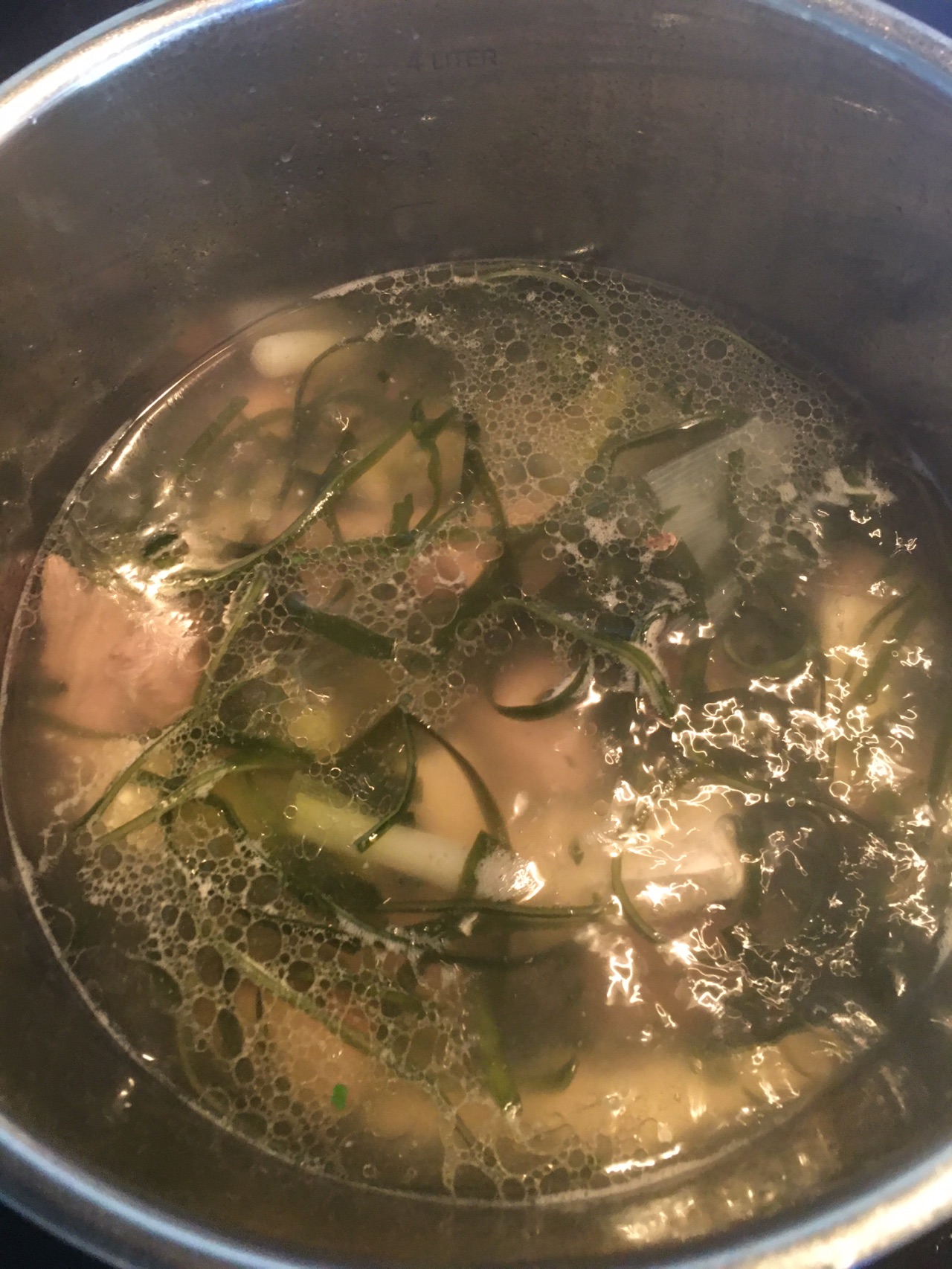 鲜香的海带豆腐排骨汤