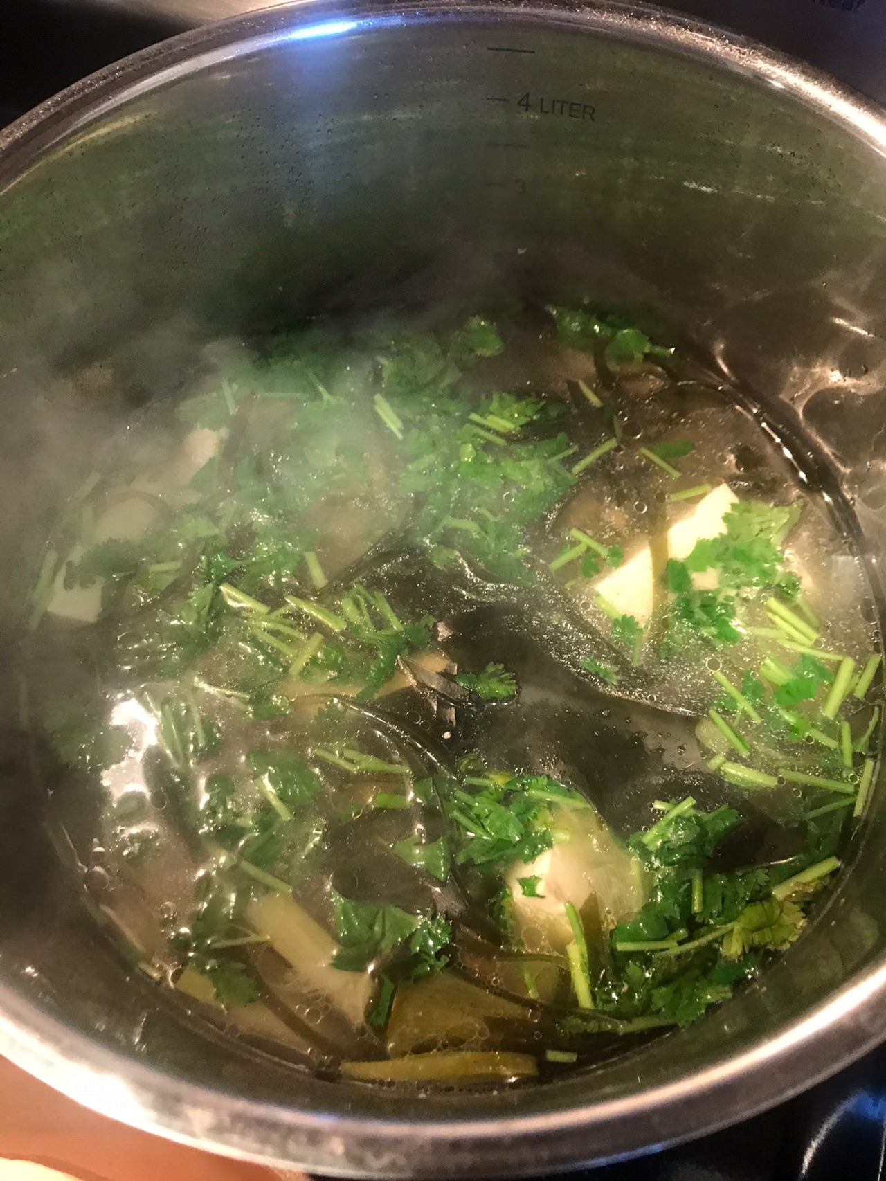 鲜香的海带豆腐排骨汤