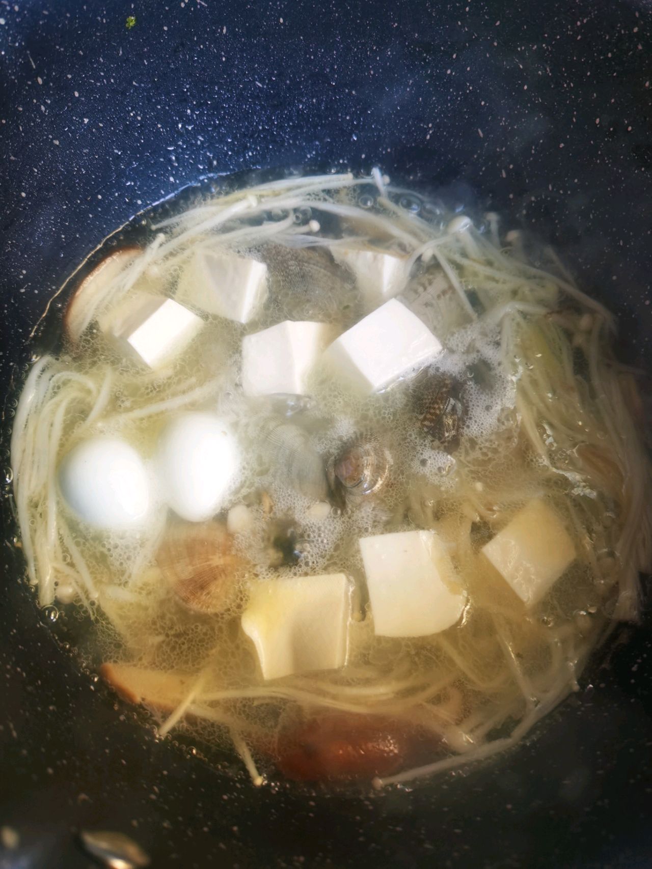 鲜香花蛤嫩豆腐汤