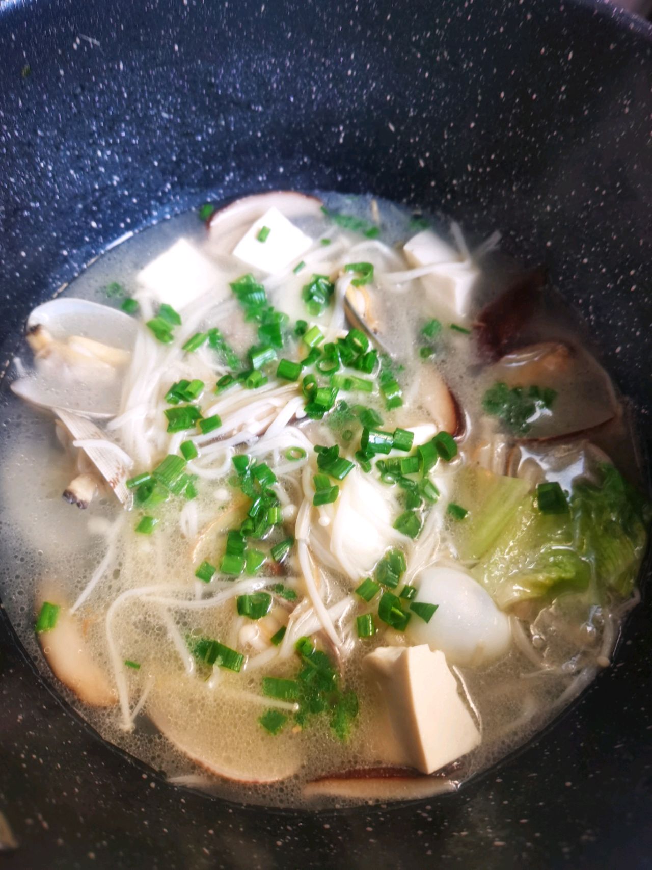 鲜香花蛤嫩豆腐汤