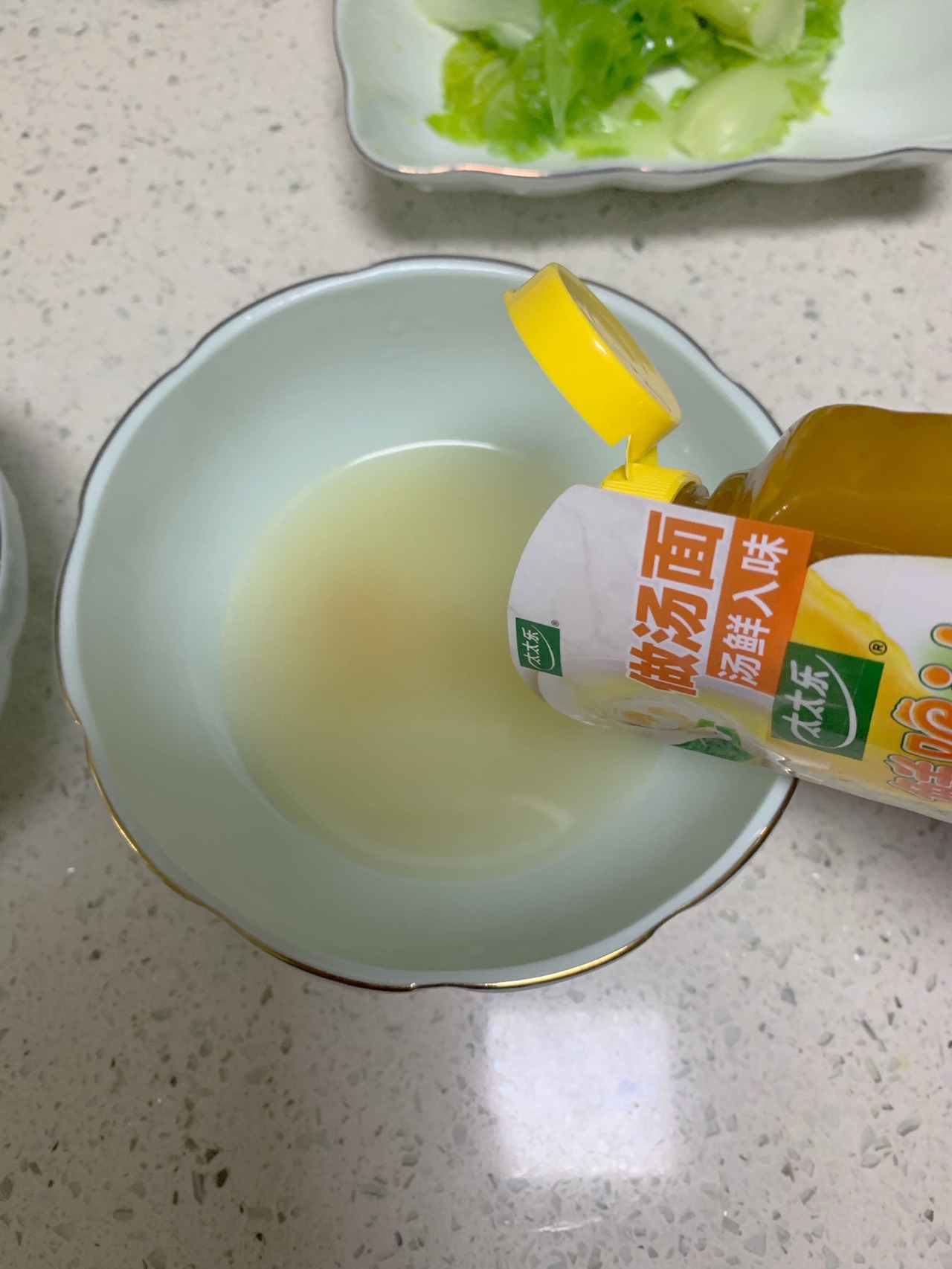 鲜香奶白香菇煎蛋汤面
