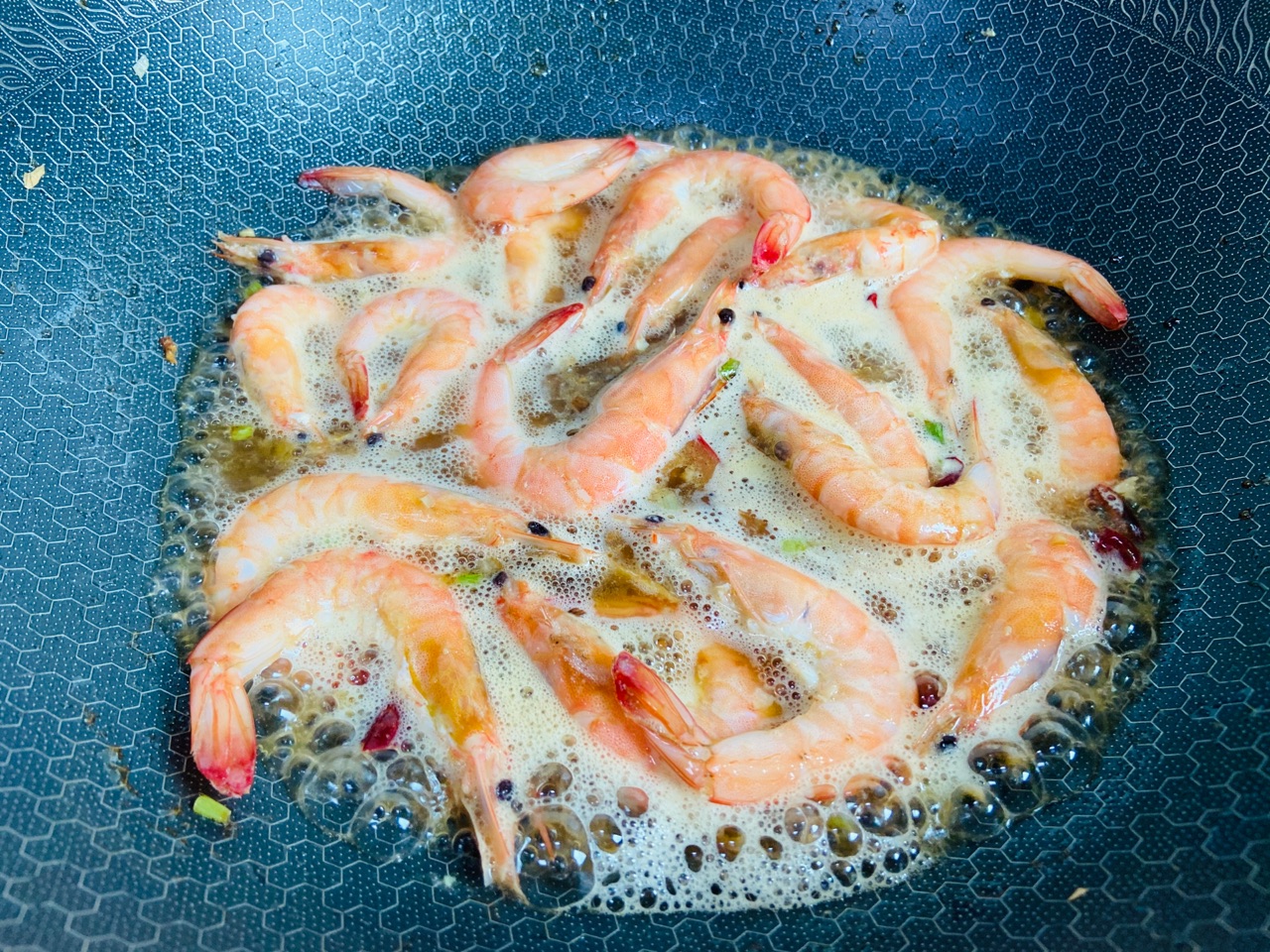 咸香啤酒虾，好吃到舔手指