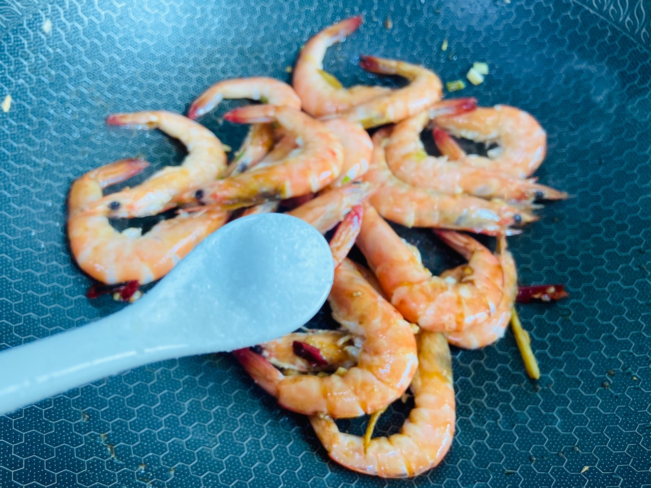 咸香啤酒虾，好吃到舔手指