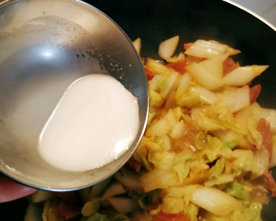 鲜香适口的腊肉肠炒白菜