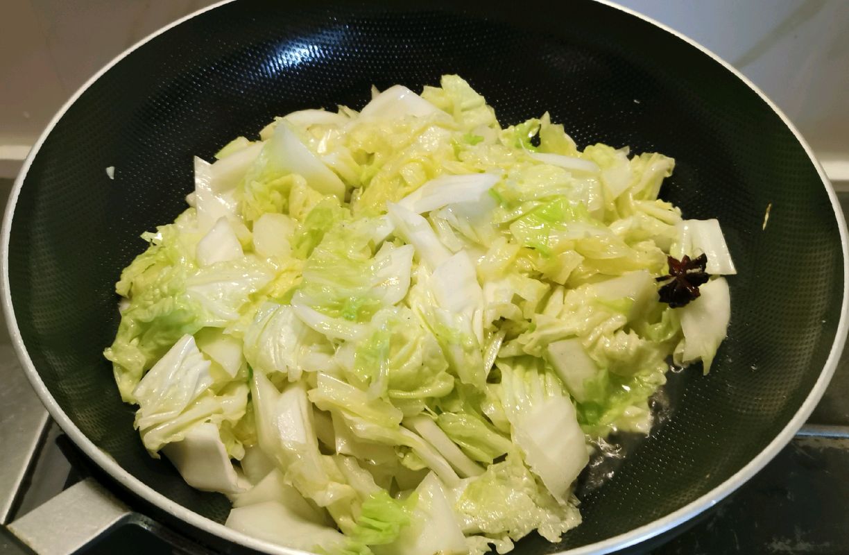 鲜香适口的腊肉肠炒白菜