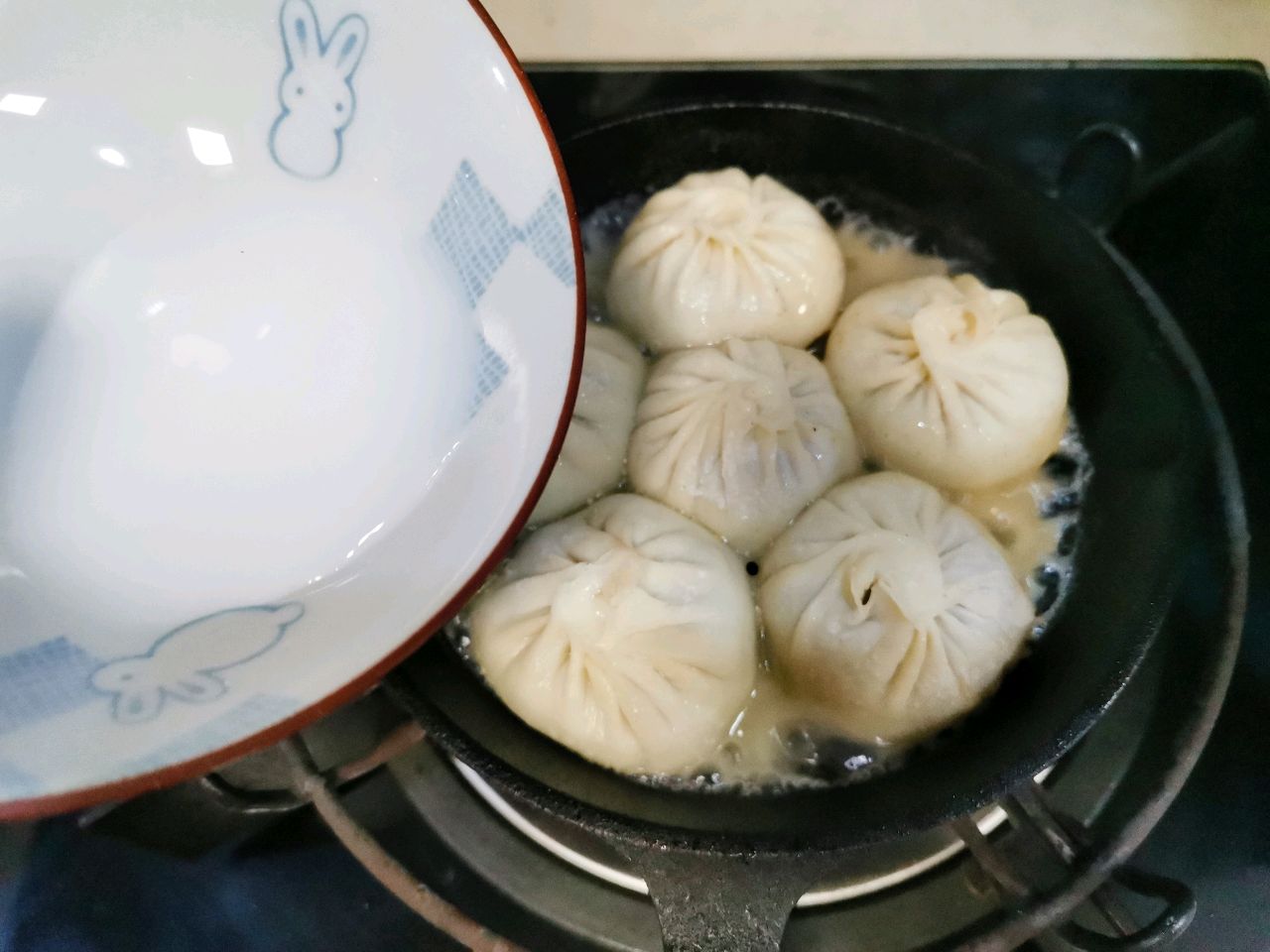 鲜香吮指 牛肉青萝卜生煎包
