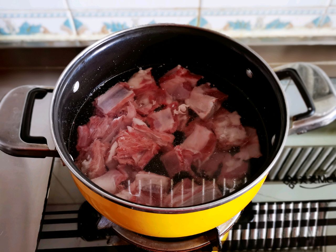 鲜香味美的羊排炖萝卜