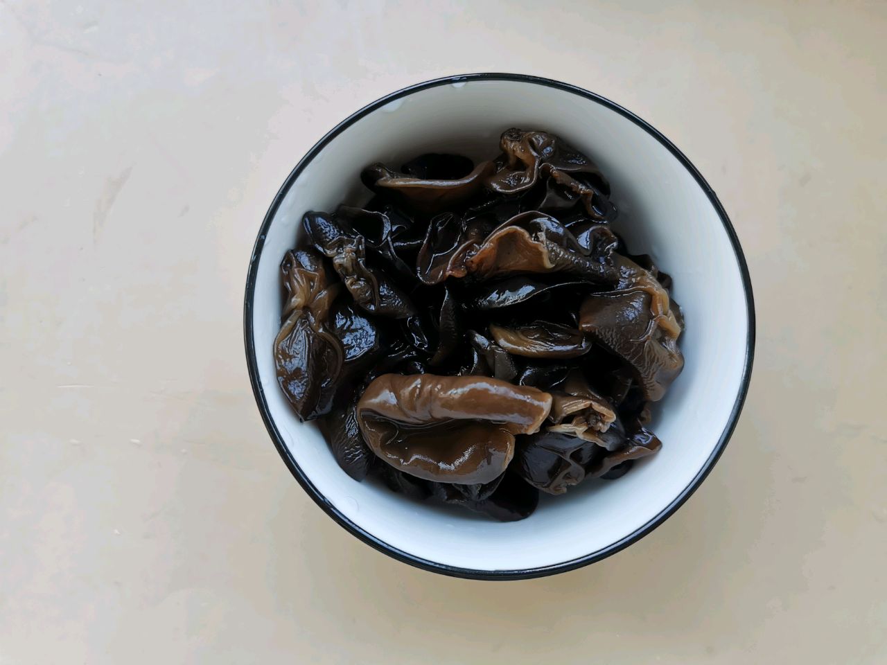 咸猪肘炖鸡