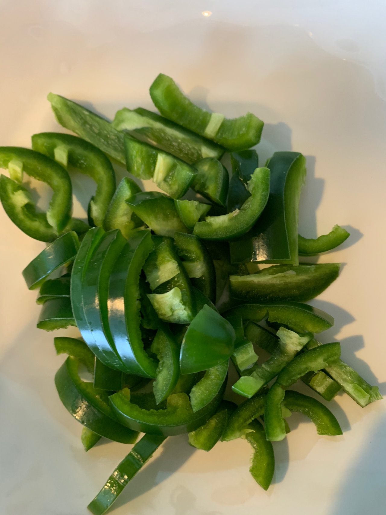 香肠炒卷心菜绿辣椒