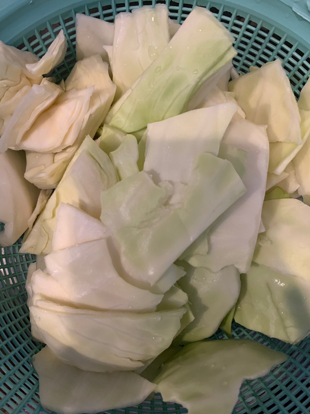香肠炒卷心菜绿辣椒