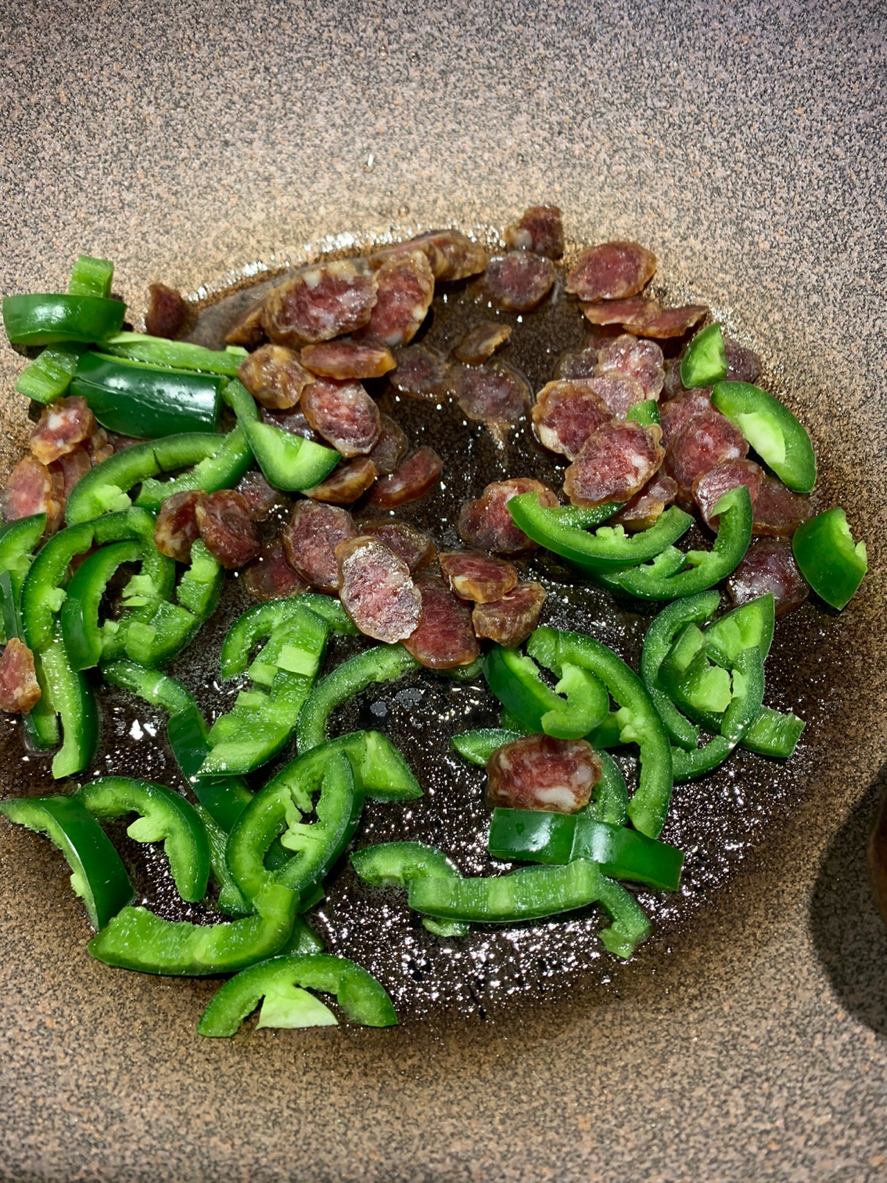 香肠炒卷心菜绿辣椒