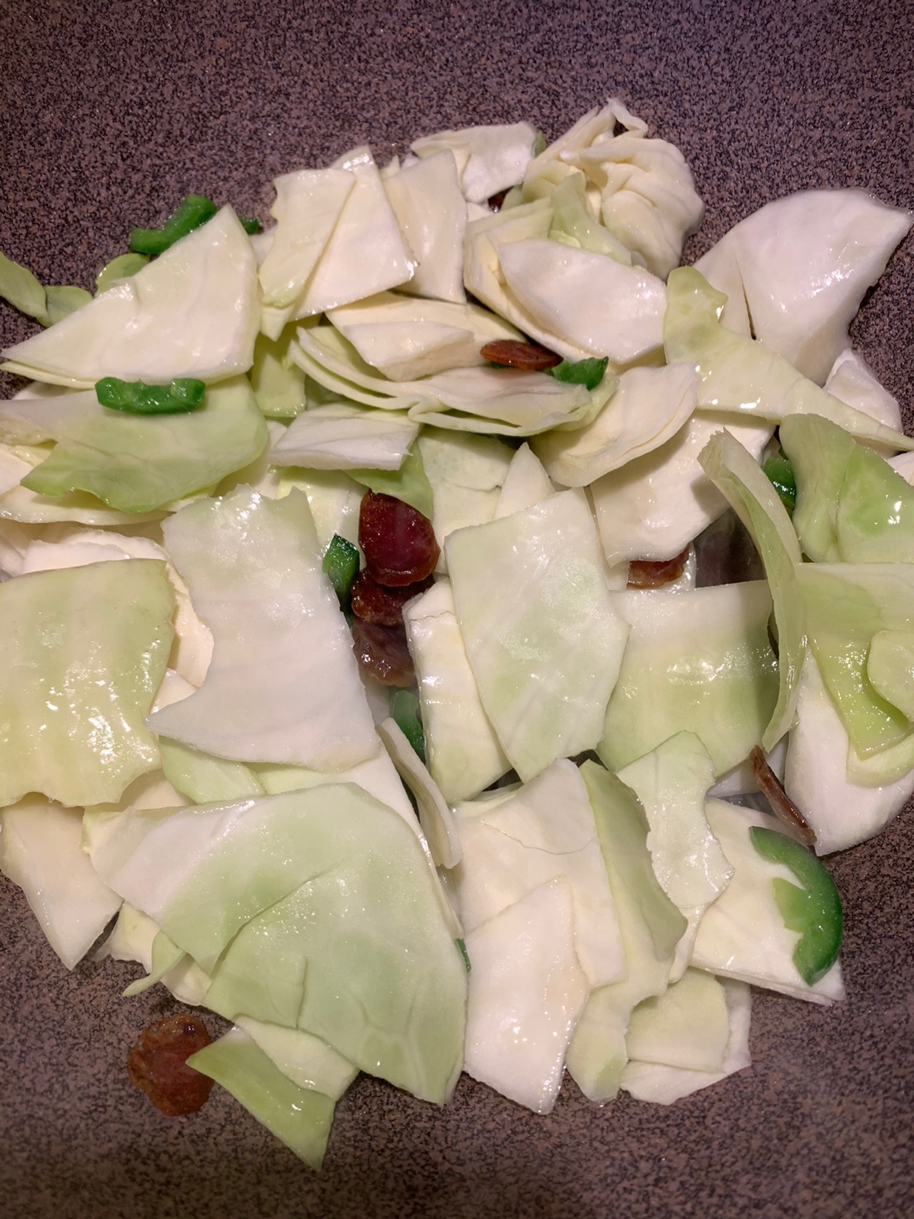 香肠炒卷心菜绿辣椒