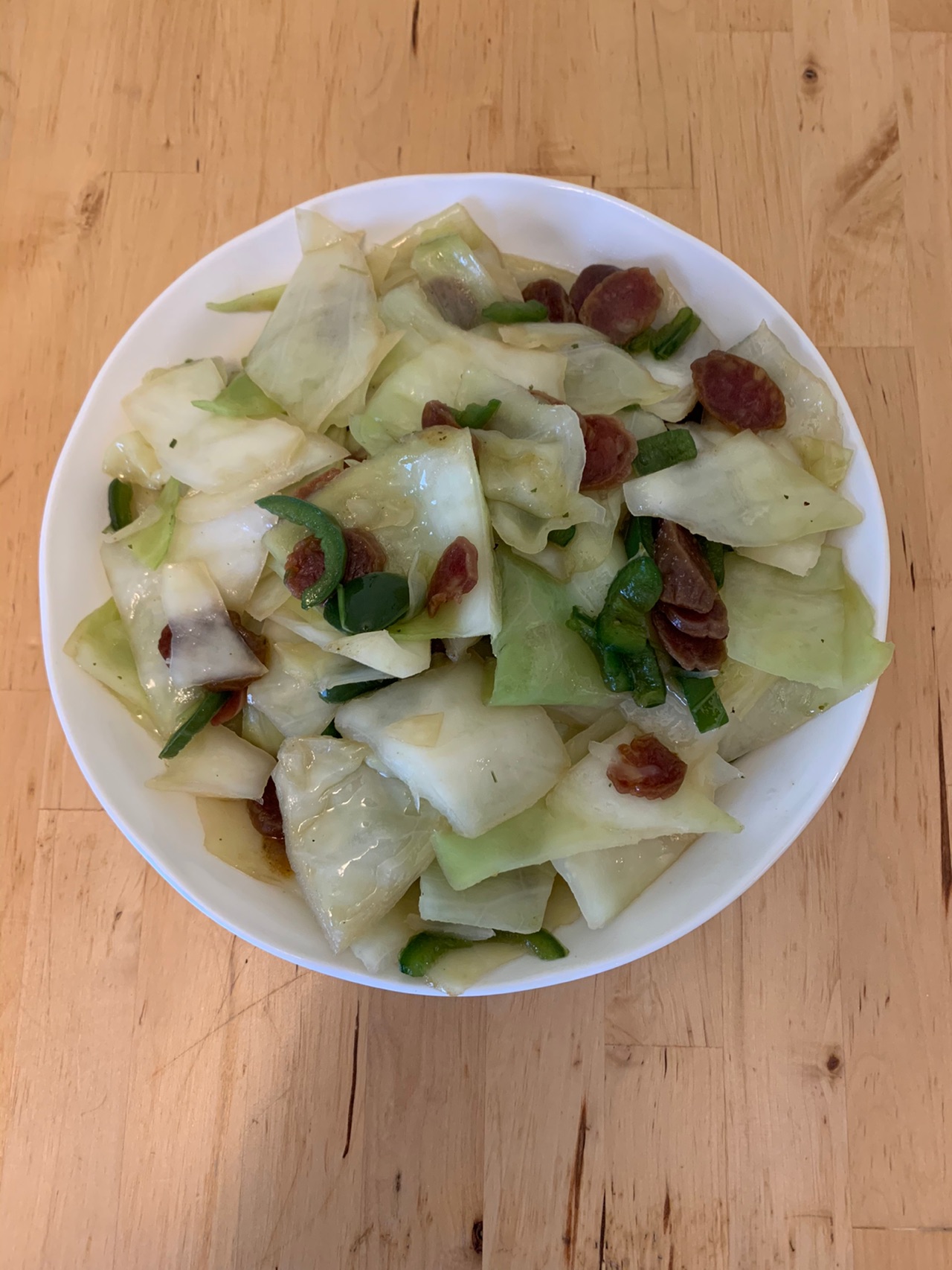 香肠炒卷心菜绿辣椒
