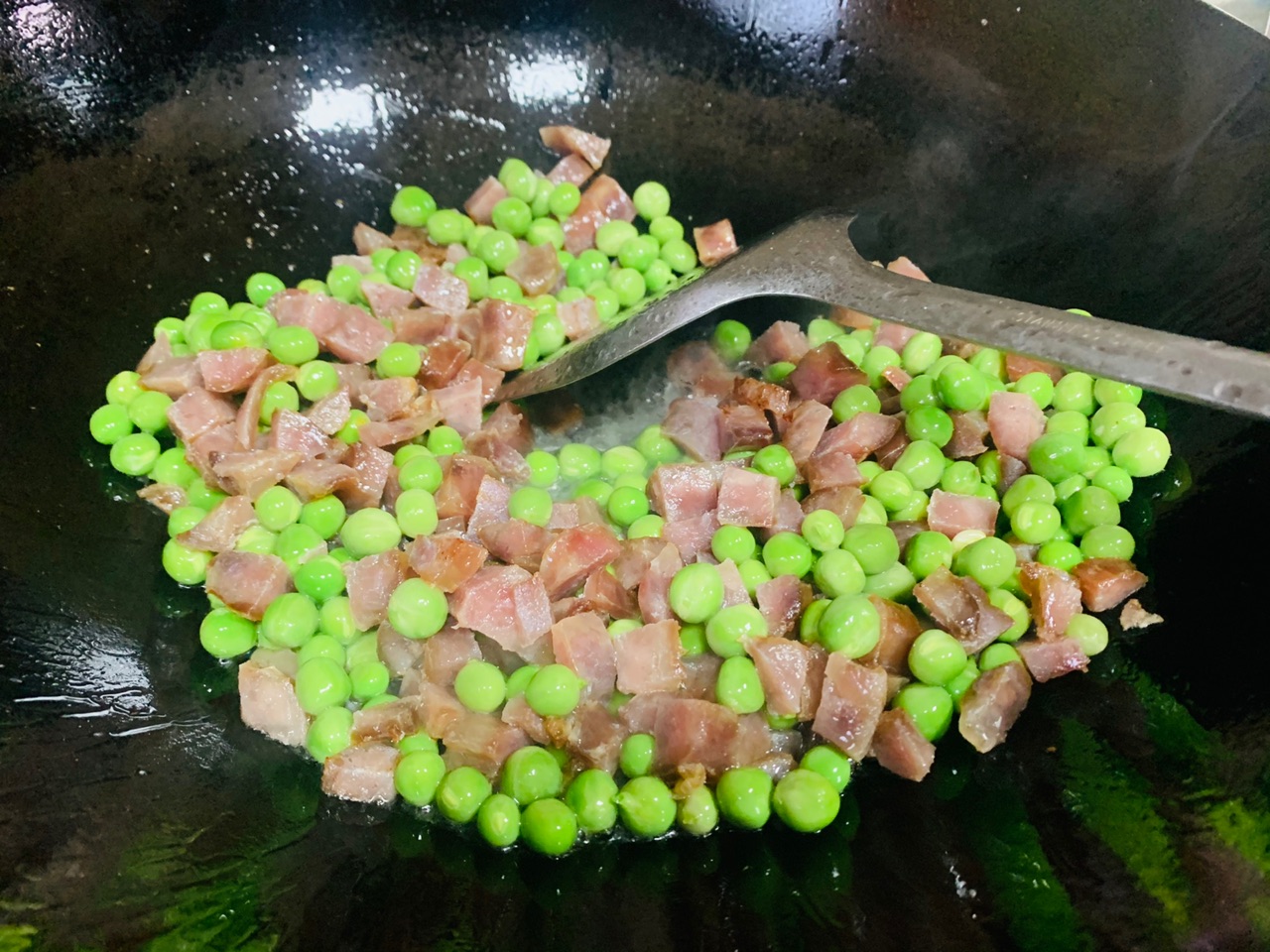 香肠豌豆粳米饭