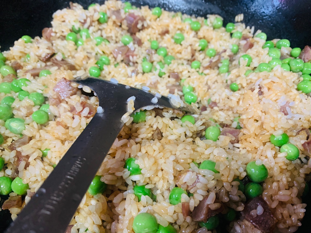 香肠豌豆粳米饭