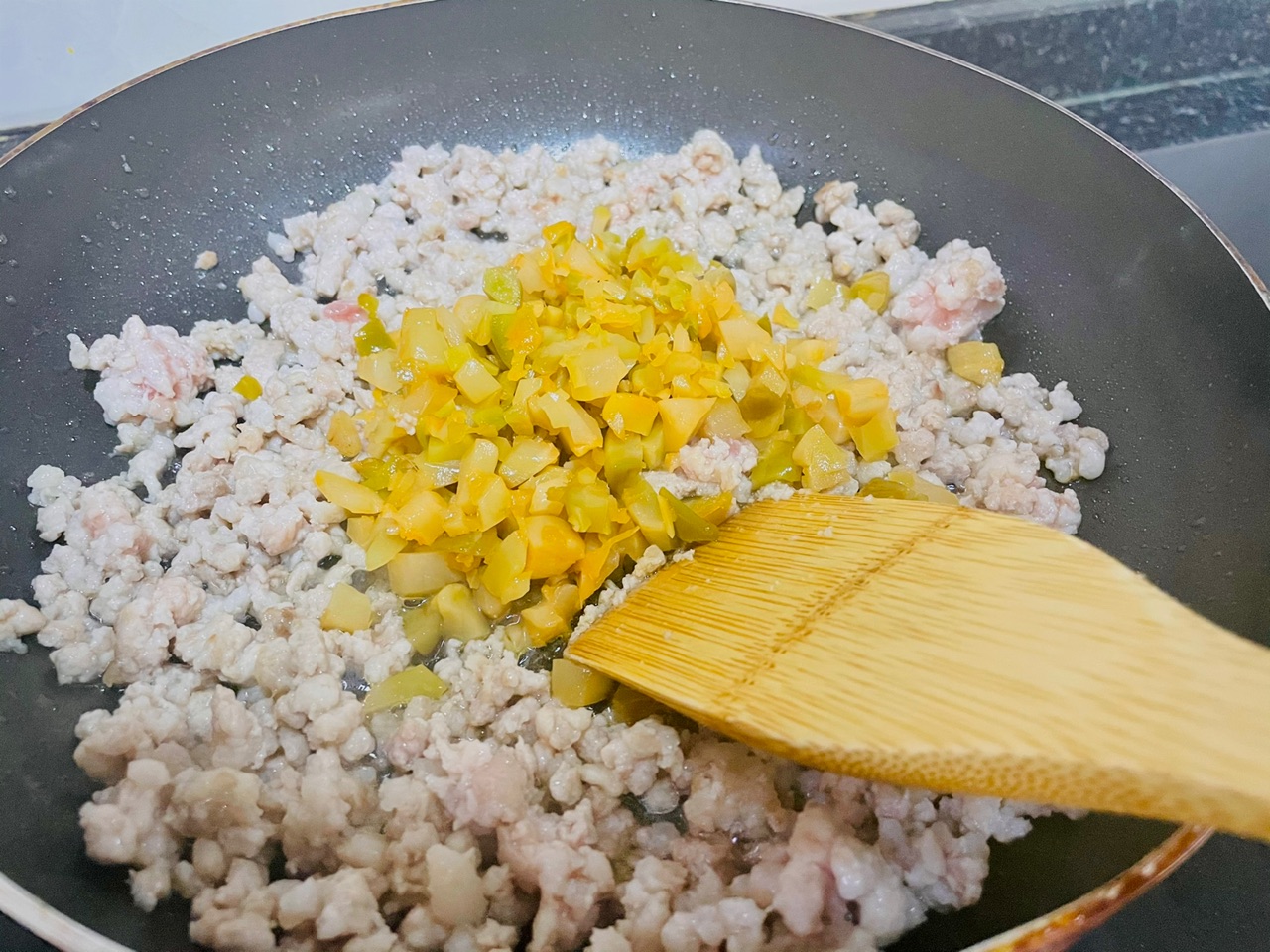 香脆薄的榨菜肉饼