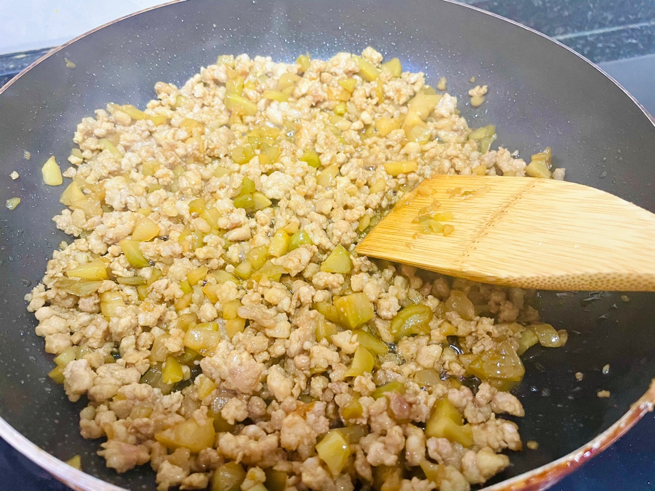 香脆薄的榨菜肉饼