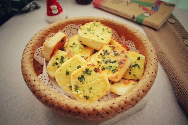 香脆脆蒜香馒头片