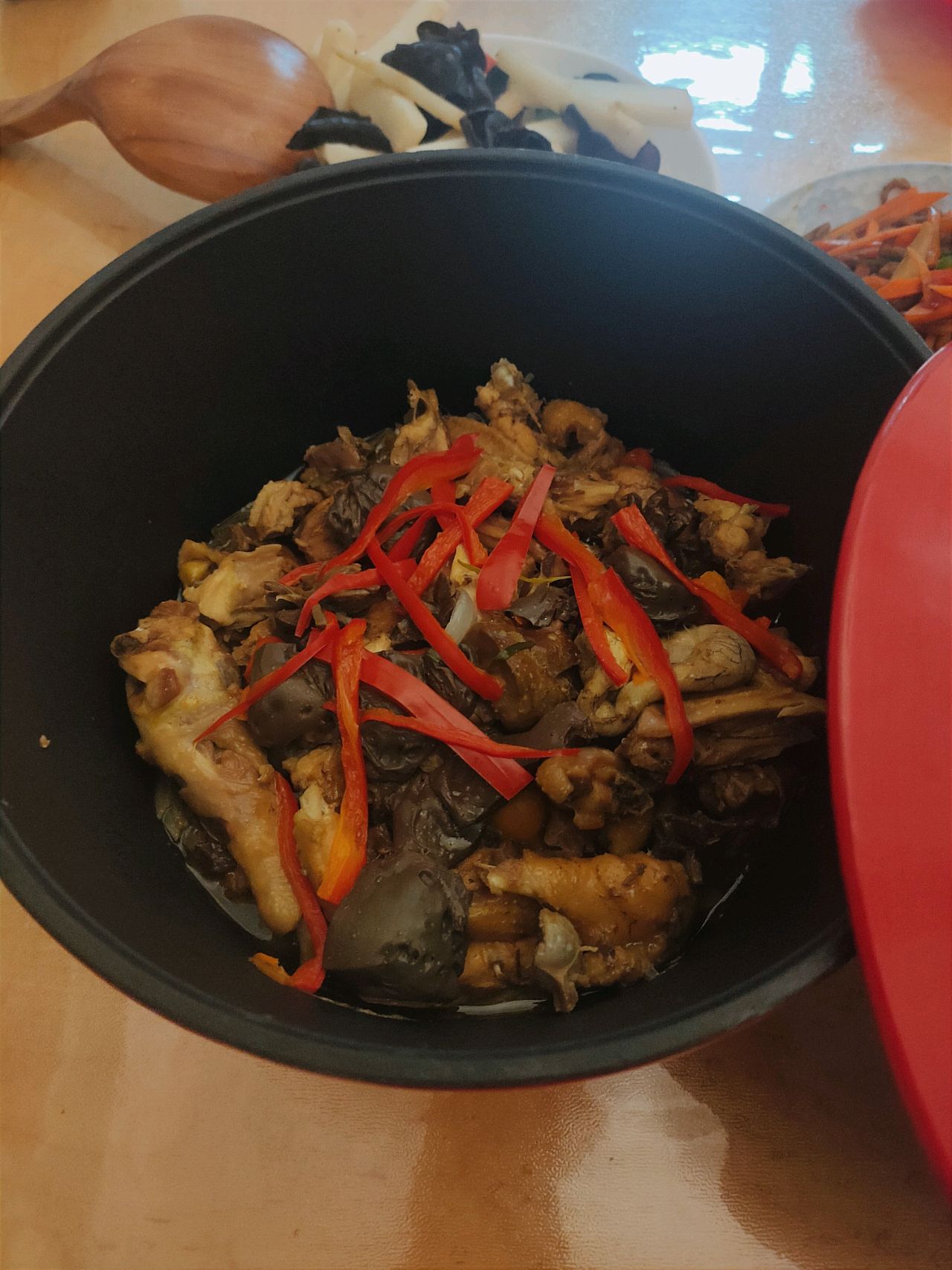 香菇炖老母鸡(珐琅锅)