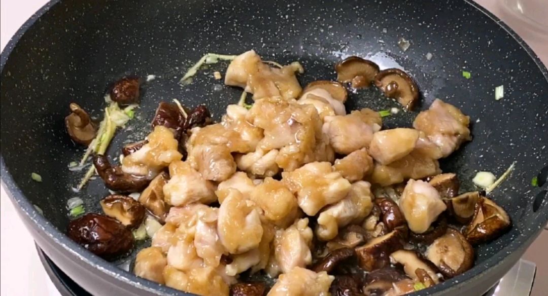 香菇滑鸡丨鲜嫩营养，简单美味