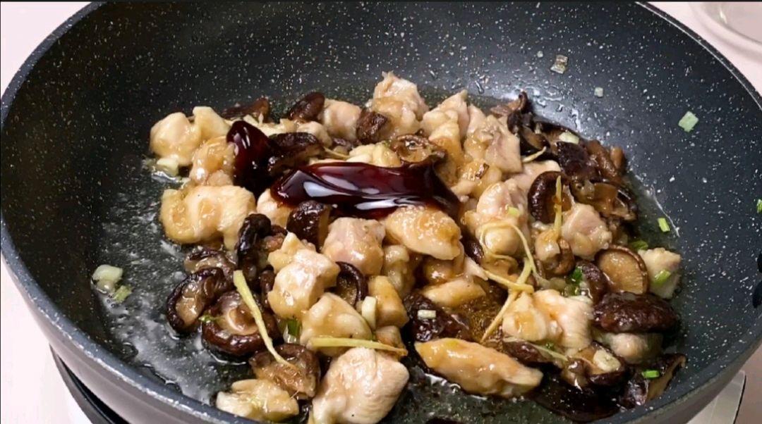 香菇滑鸡丨鲜嫩营养，简单美味