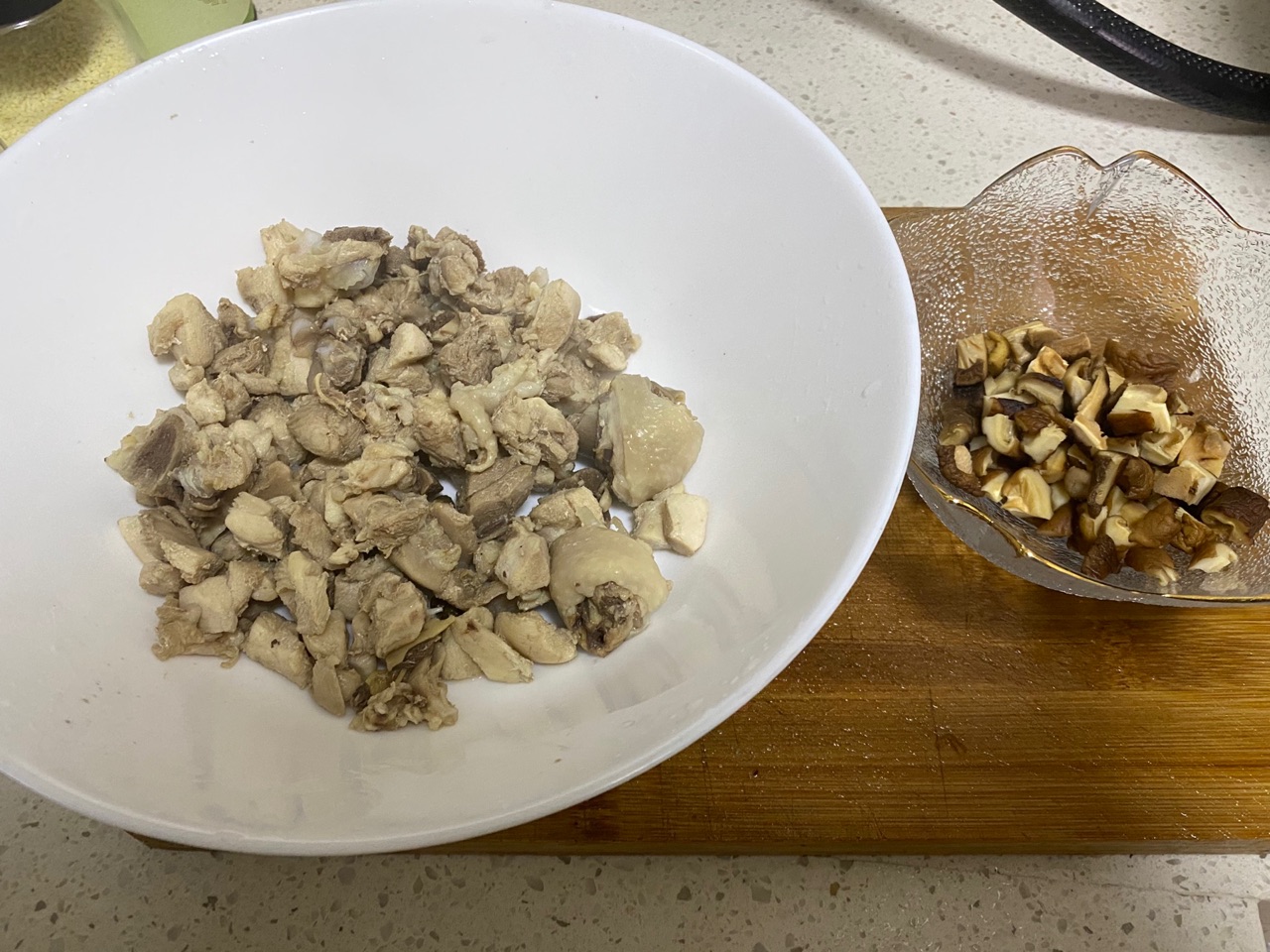 香菇鸡丁米线