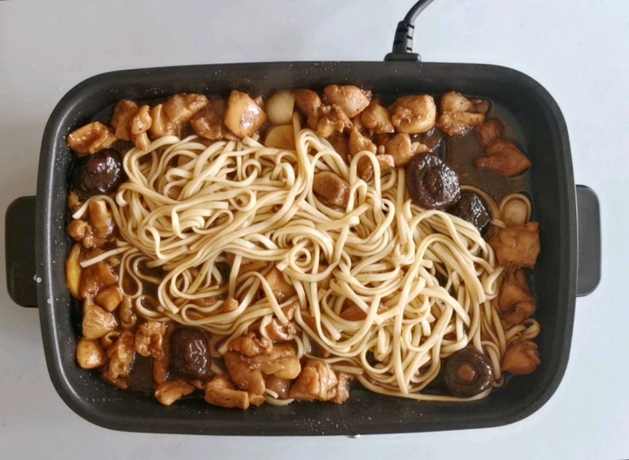 香菇鸡腿焖面