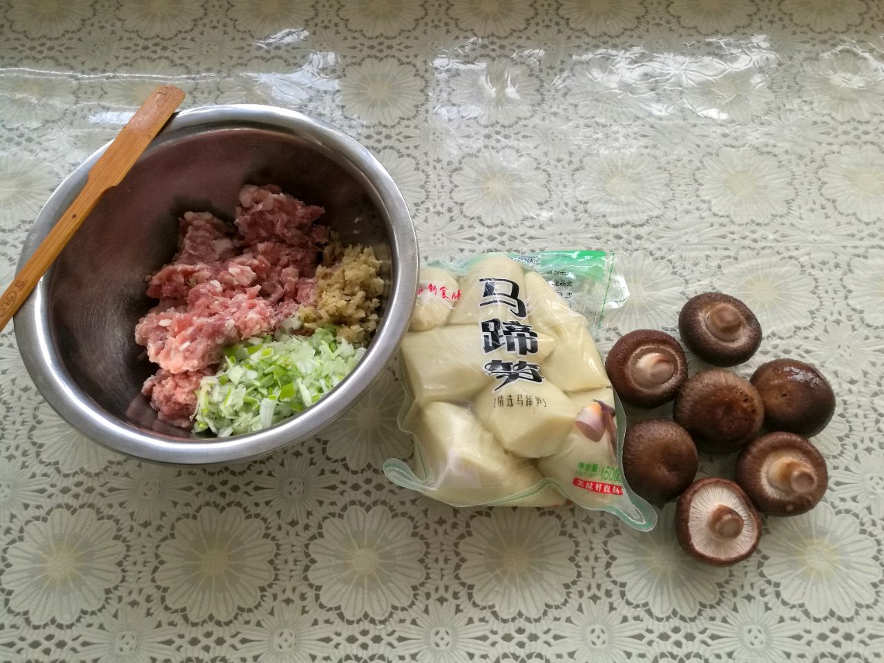 香菇马蹄笋肉馅馄饨