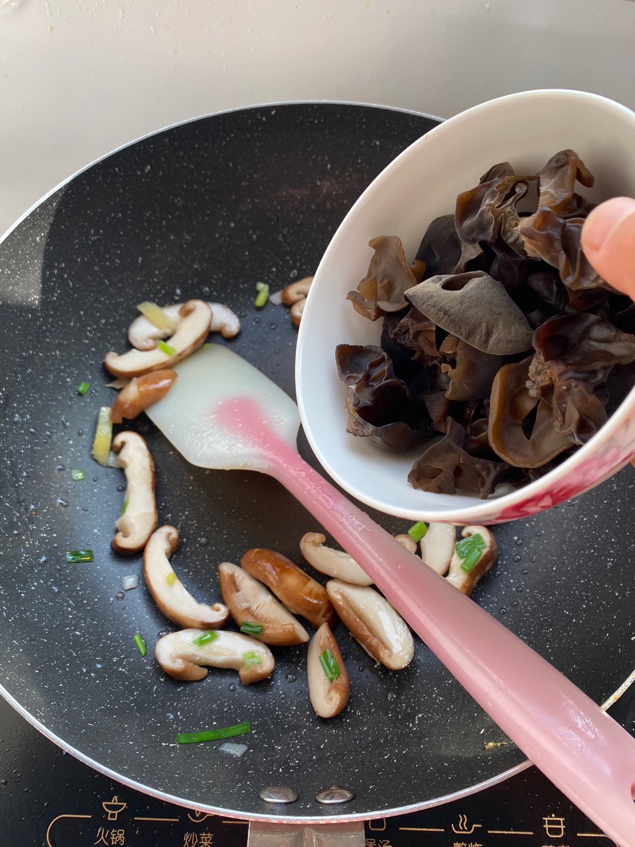香菇木耳鸡肉丝