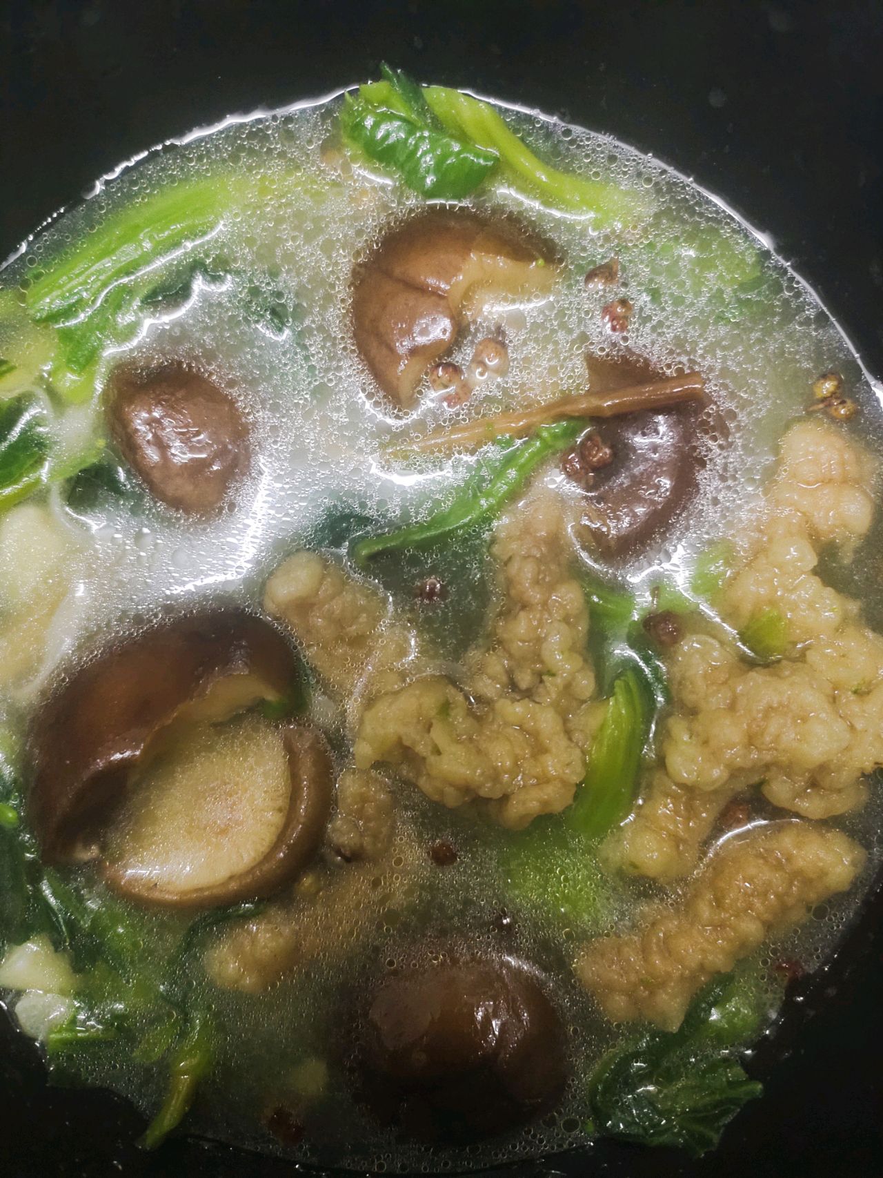 香菇酥肉黄花菜汤