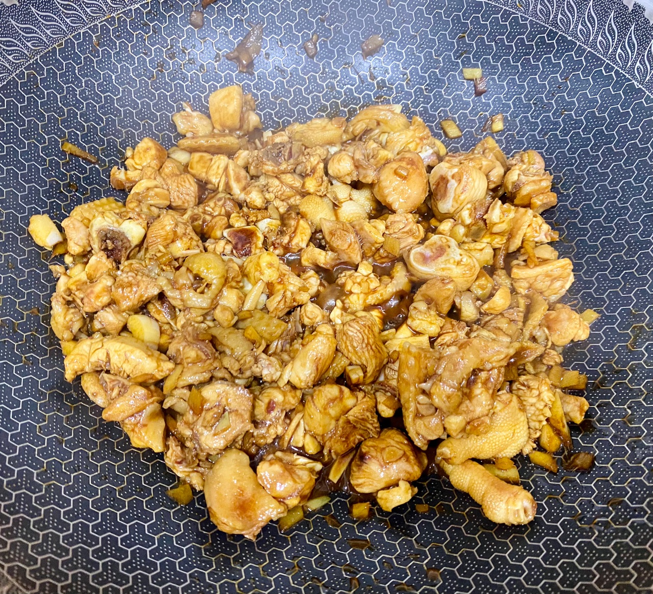 【香菇土豆焖鸡】