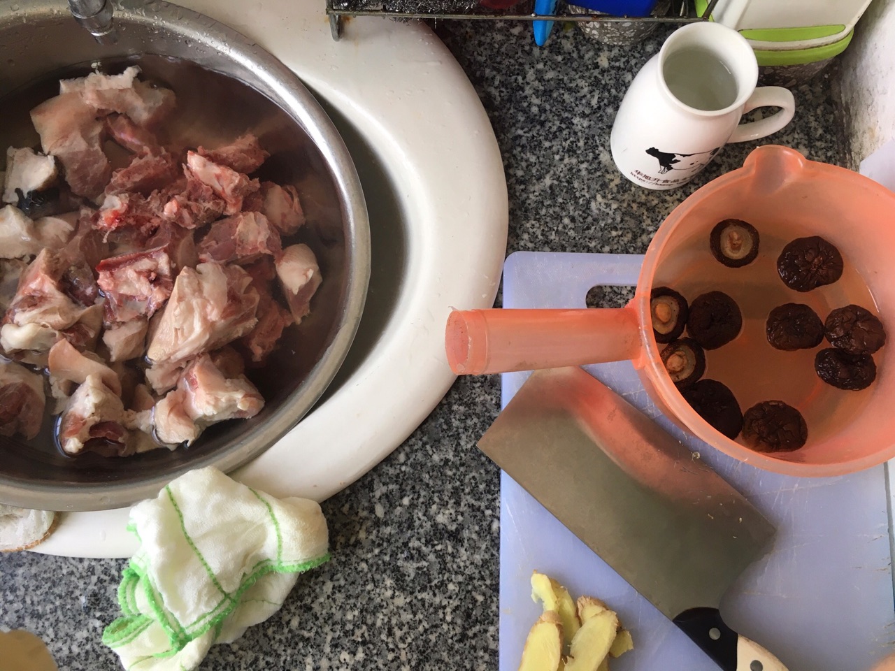 香菇猪脚炖排骨