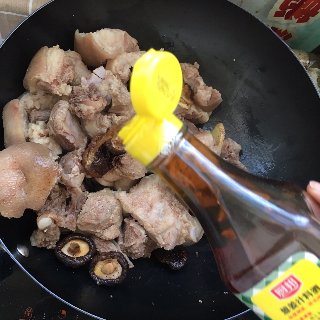 香菇猪脚炖排骨