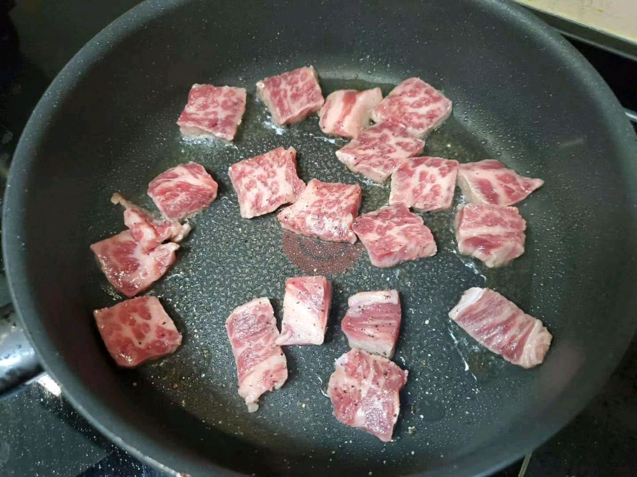 香煎澳洲安格斯牛小排肉粒