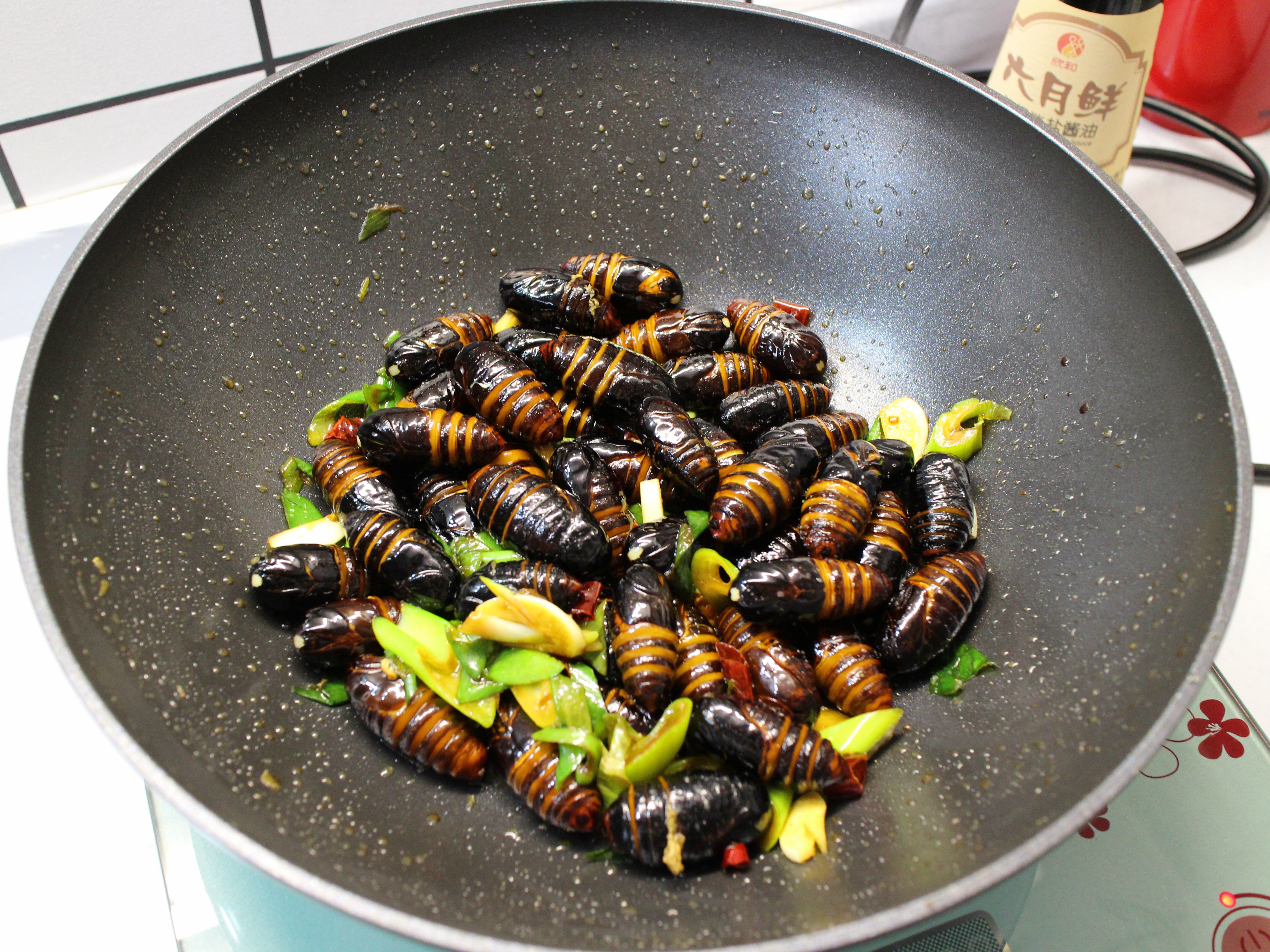 香辣蚕蛹