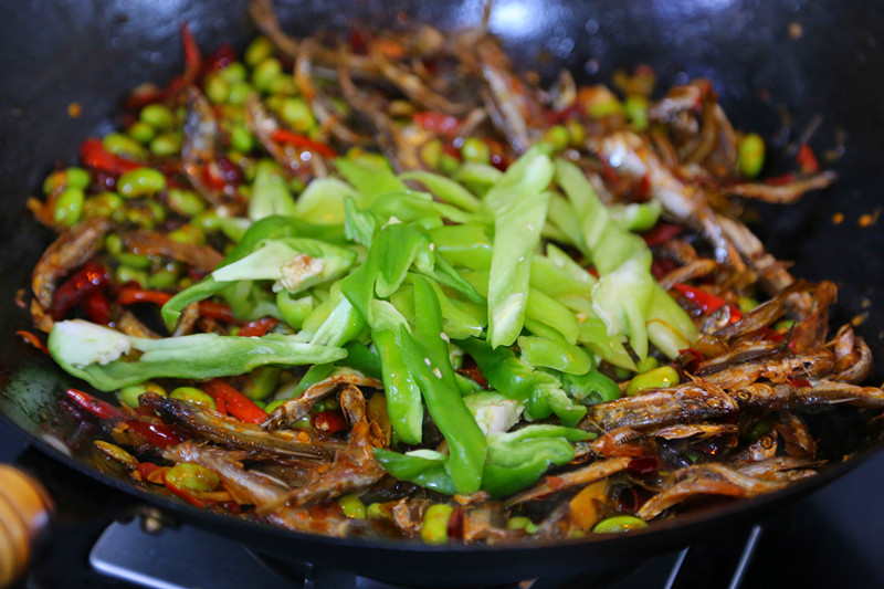 香辣毛豆米炒小鱼干