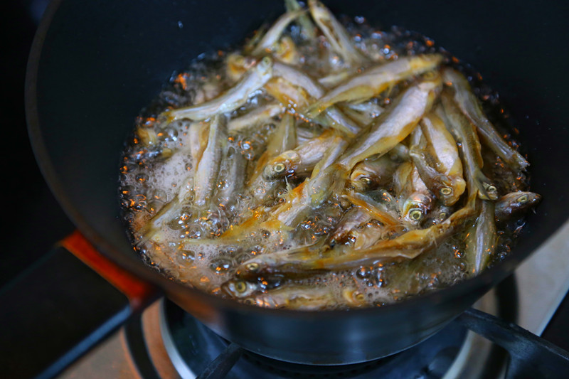 香辣毛豆米炒小鱼干