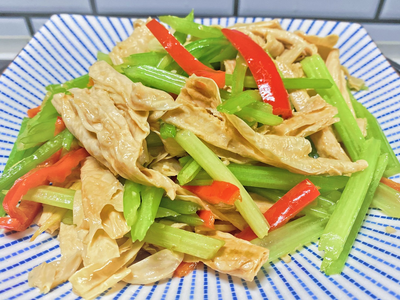 想胖都难的芹菜炒腐竹