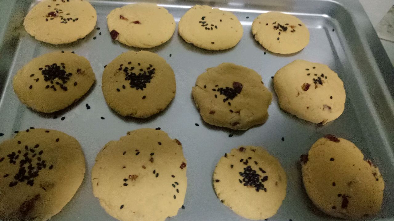 香酥可口的红枣芝麻桃酥