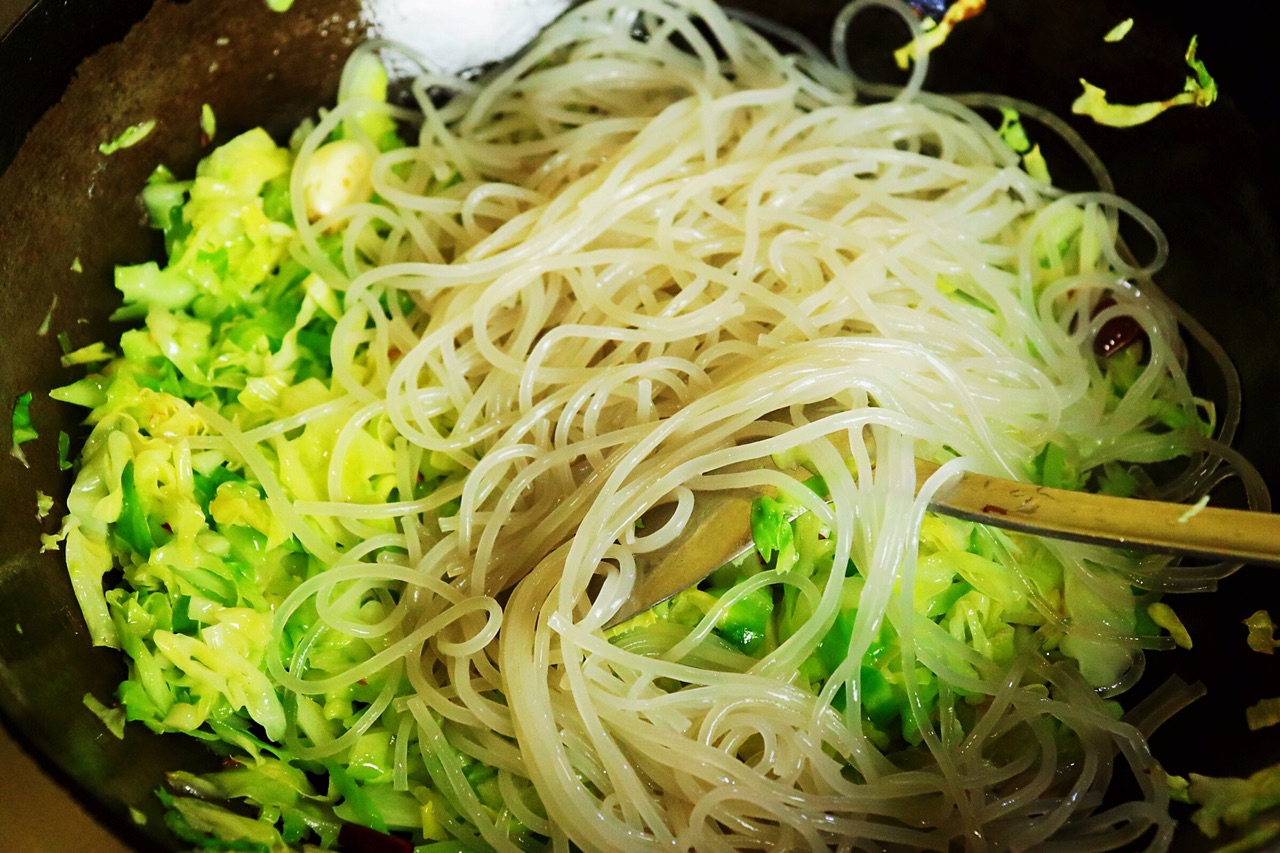 香甜可口 包菜粉丝炒鸡蛋